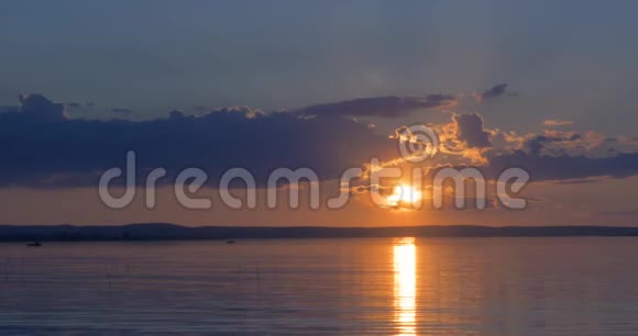 美丽的日落在湖面上视频的预览图