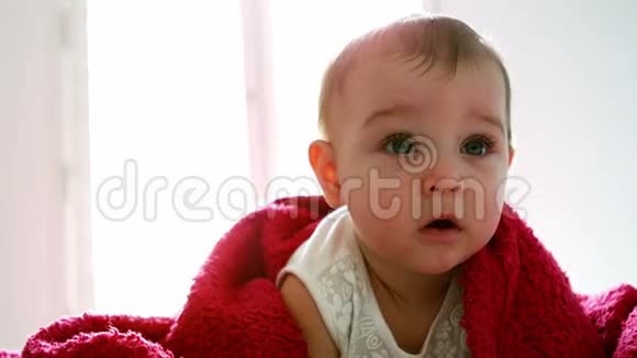 一个可爱的微笑女婴的特写镜头视频的预览图