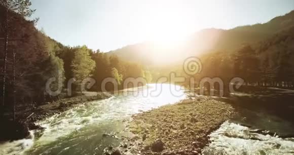4kUHD鸟瞰图在阳光明媚的夏天早晨低飞过新鲜寒冷的山河视频的预览图