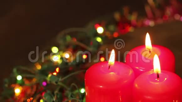 三支燃烧的圣诞蜡烛视频的预览图