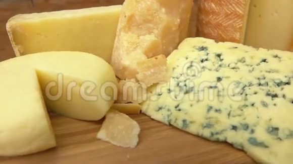 木制桌子上的法式奶酪视频的预览图