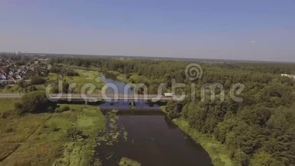 河和桥的鸟瞰图视频的预览图