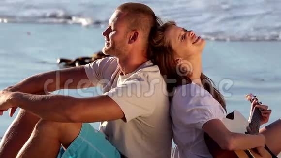 坐在沙滩上的夫妇视频的预览图