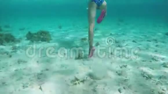 小女孩潜水器视频的预览图