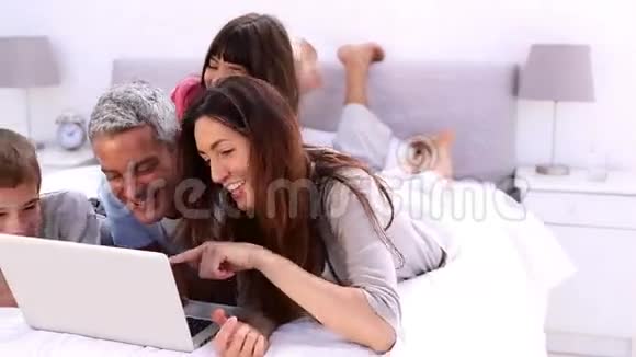 家人躺着笔记本电脑视频的预览图