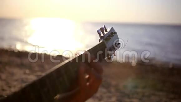 在沙滩上演奏吉他的音乐家视频的预览图