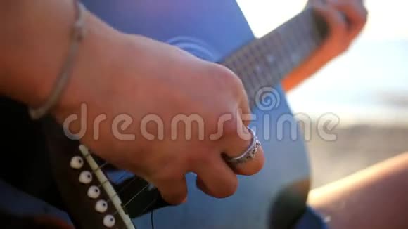在沙滩上演奏吉他的音乐家视频的预览图
