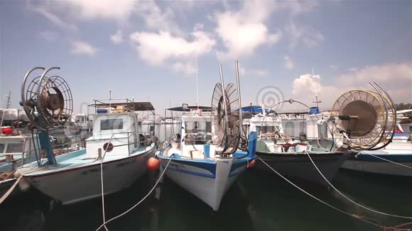 码头附近的渔船停泊渔船游乐船和港口渔船视频的预览图