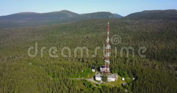 山顶的无线电视天线塔视频的预览图