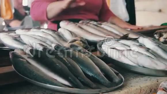 柜台市场上的新鲜鱼视频的预览图