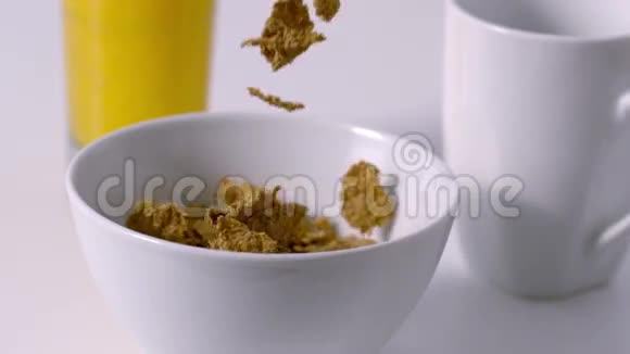 早餐桌上的谷物倒入碗中视频的预览图