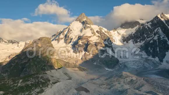 高加索山脉的夏天云在山峰上的形成和运动视频的预览图