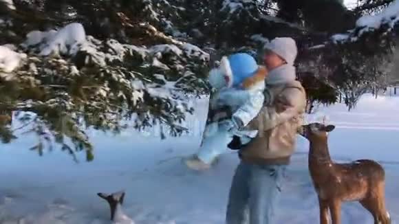 年轻的父亲和冬天的孩子视频的预览图