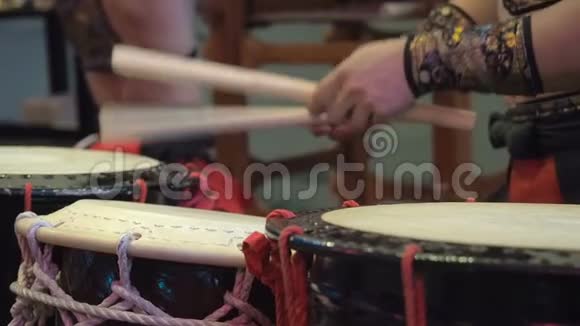 在日本节日期间音乐家们在现场演奏太子鼓视频的预览图