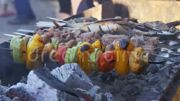 烧烤配上美味的烤肉和烤架上煮熟的蔬菜视频的预览图