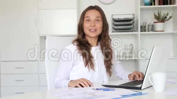 商业女性用纸工作视频的预览图