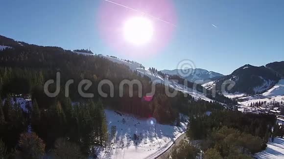 奥地利萨尔茨堡阿尔卑斯山的滑雪谷空中视频的预览图