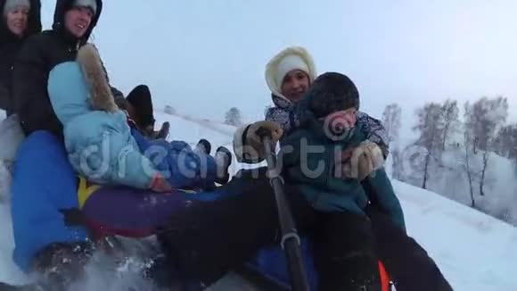 幸福的家庭骑行和微笑的雪管在雪道上视频的预览图