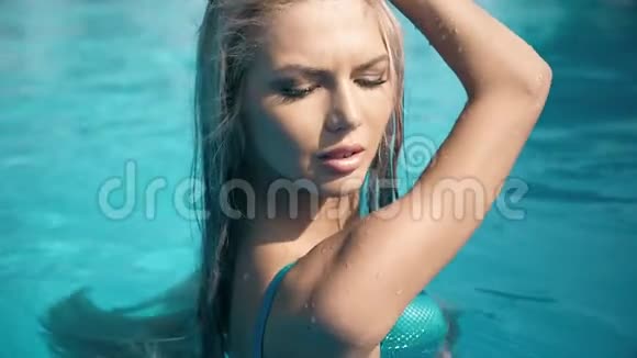 躺在游泳池充气床垫上的年轻漂亮女人视频的预览图