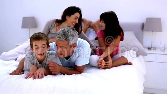 家人在床上说话视频的预览图