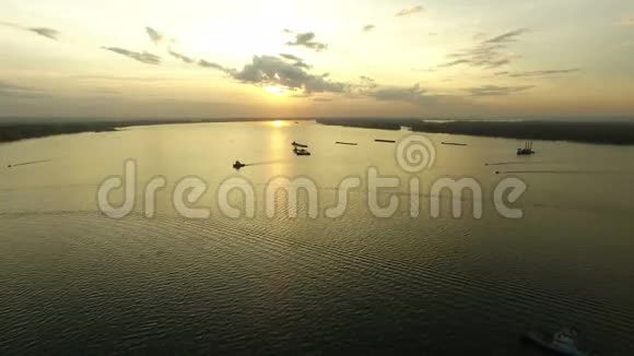 伏尔加河的空中镜头视频的预览图