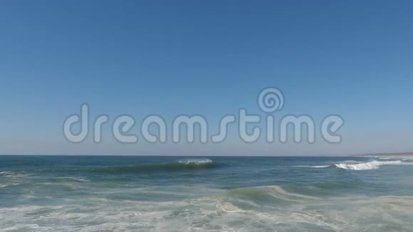 巨浪撞击大西洋海滩视频的预览图
