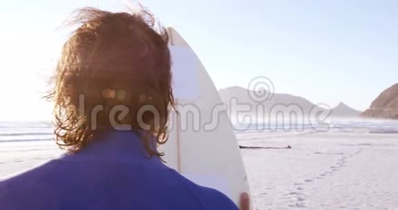 冲浪者站在冲浪板上视频的预览图