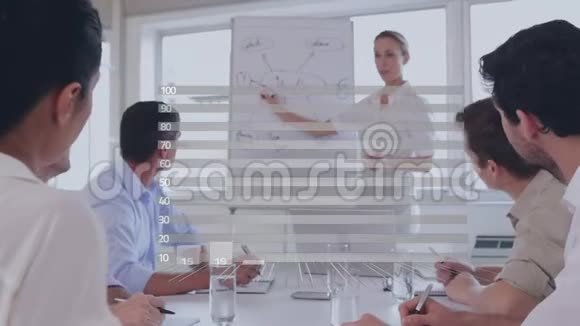 女商人在会议上做演讲视频的预览图