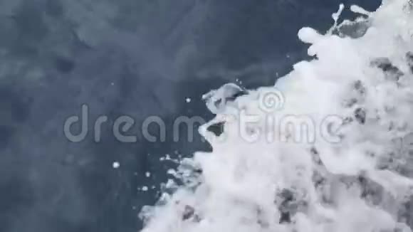 海浪在海上翻船视频的预览图