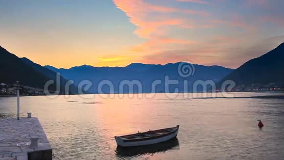 日落时分的海上船只和山峦背景视频的预览图