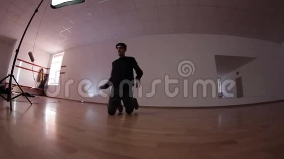 自由式舞蹈练习视频的预览图