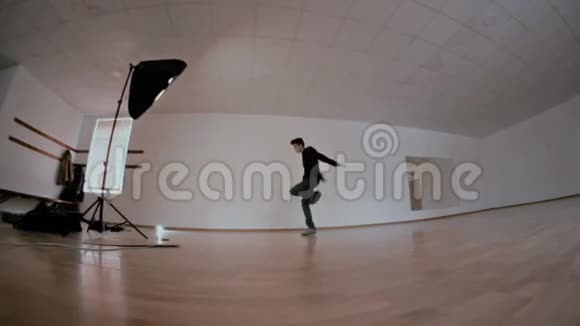自由式舞蹈练习视频的预览图