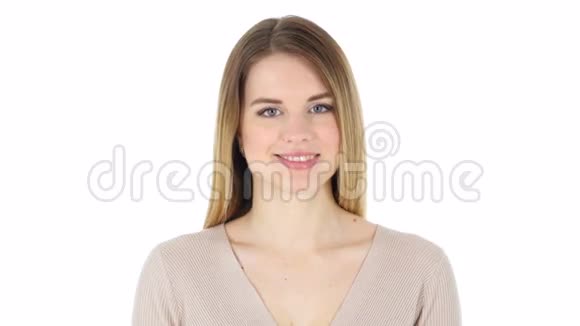 微笑的女人白色的背景视频的预览图