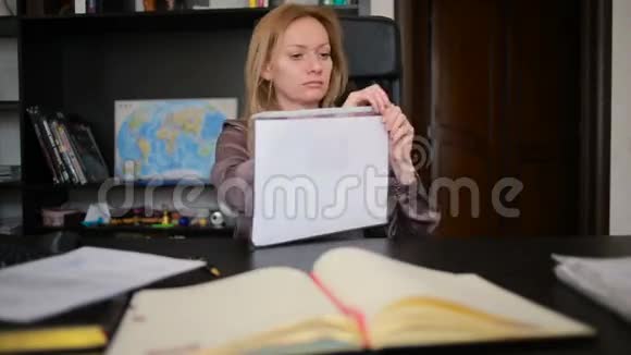 有魅力的商业女性在办公室里用电脑和文件工作视频的预览图