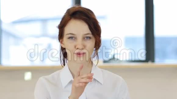 沉默办公室里女人的手指视频的预览图