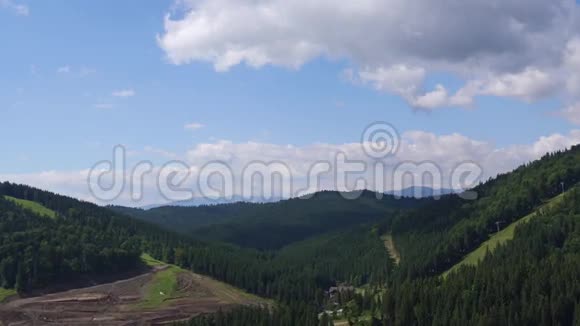 飞越山脉的空中景色乌克兰布科维尔飞过天空4K视频的预览图