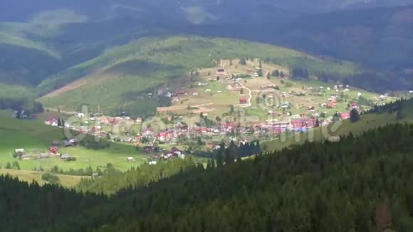 飞越山脉的空中景色乌克兰布科维尔飞过森林视频的预览图