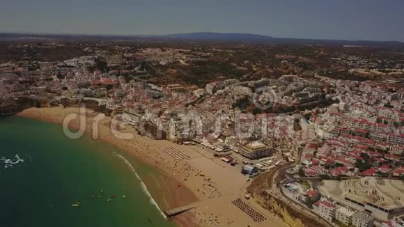 葡萄牙阿尔加维海岸的阿尔布菲拉海滩和建筑视频的预览图