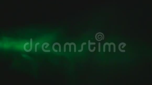黑色背景上的绿色烟雾视频的预览图