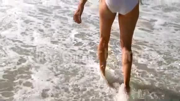 穿比基尼的女人在水里行走视频的预览图