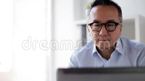 带笔记本电脑的商人在办公室喝咖啡视频的预览图