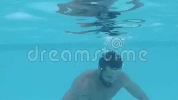 帅哥在游泳池游泳视频的预览图