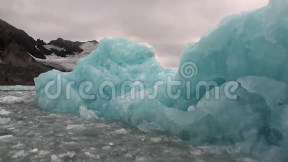斯瓦尔巴山脉背景下北冰洋的冰山视频的预览图
