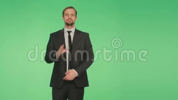 肢体语言穿着绿色背景西装的男人视频的预览图