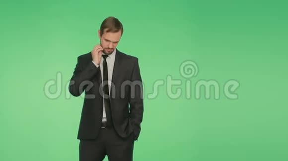 肢体语言穿着绿色背景西装的男人视频的预览图