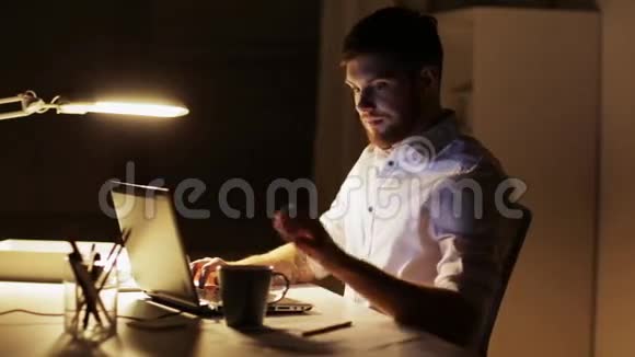 带笔记本电脑和咖啡的人在夜间办公视频的预览图