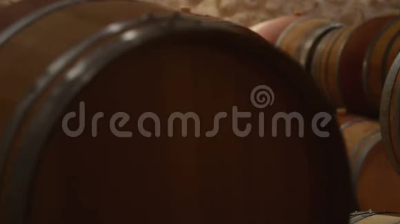 酒窖里的酿酒酒桶视频的预览图