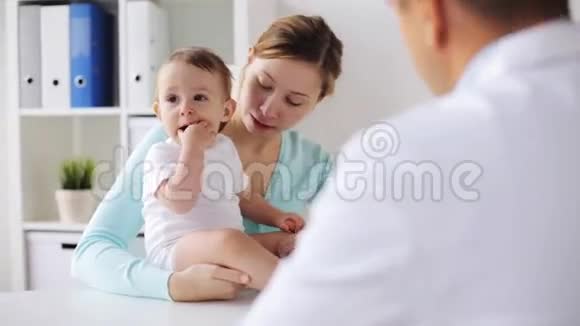 有宝宝和医生的幸福女人视频的预览图