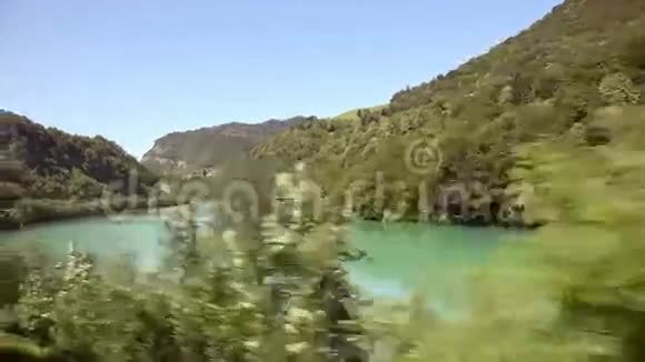 从移动的火车上看到的风景视频的预览图