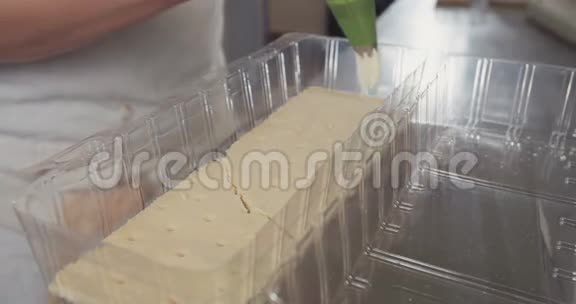 面包师准备奶酪蛋糕视频的预览图